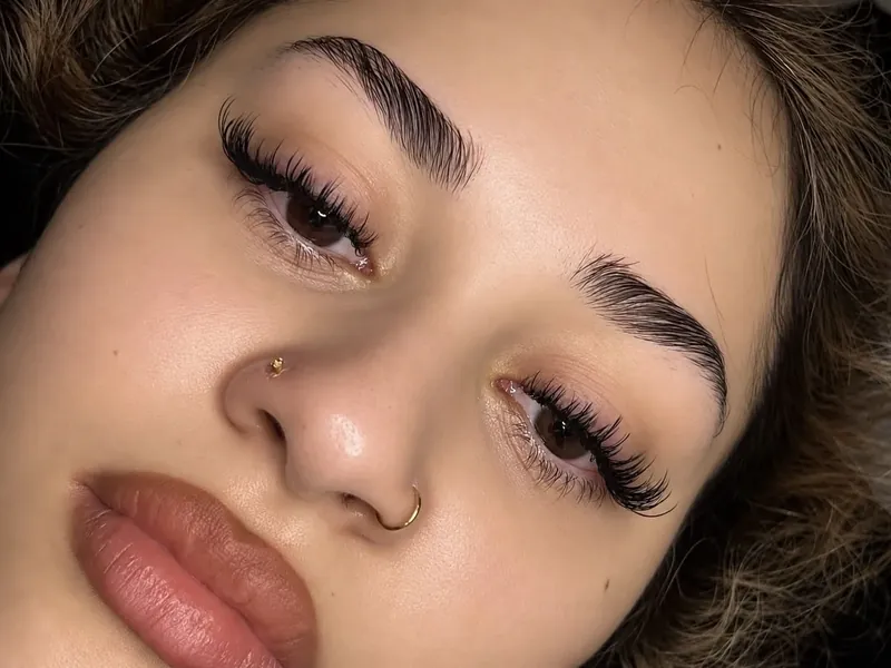 A hybrid wispy lash set on both eyes